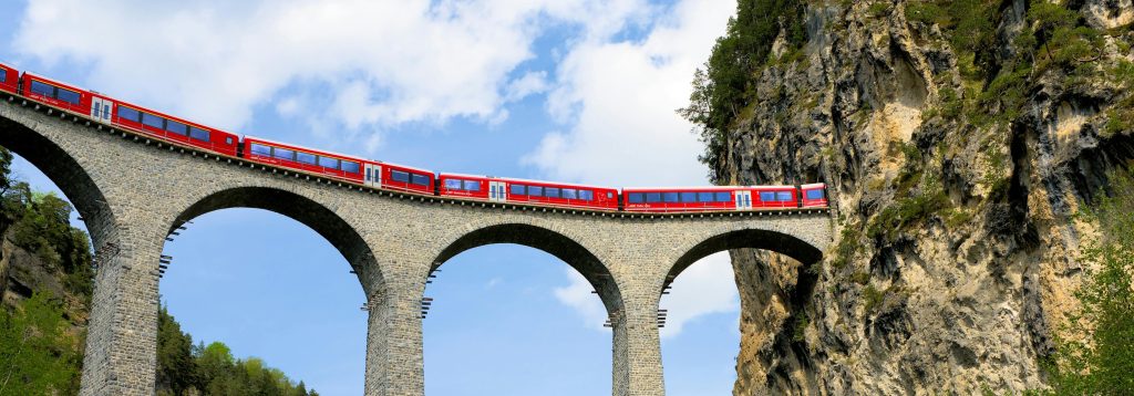 trenino rosso sul viadotto Landwasser in Svizzera
