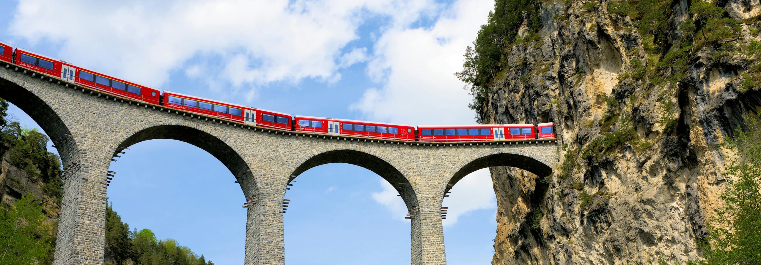 trenino rosso sul viadotto Landwasser in Svizzera