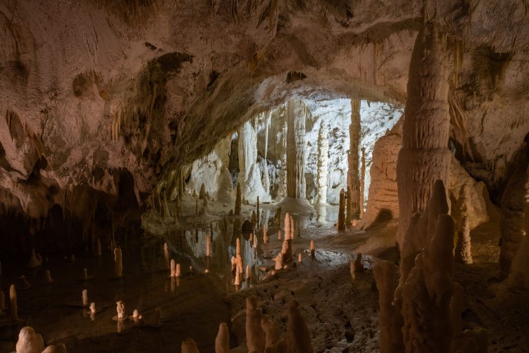 Grotte di Frasassi nel Parco della Gola della Rossa