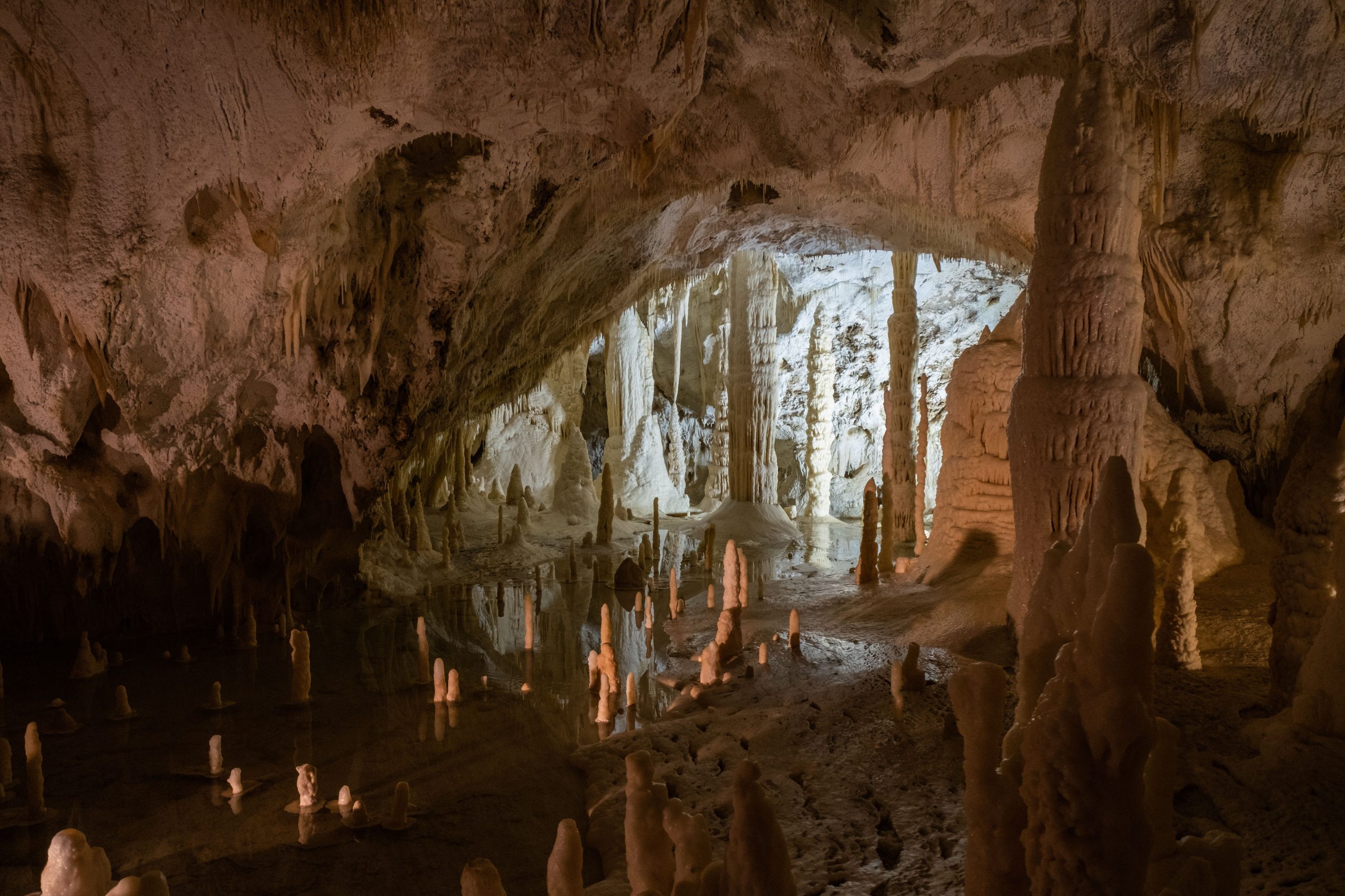 Grotte di Frasassi nel Parco della Gola della Rossa